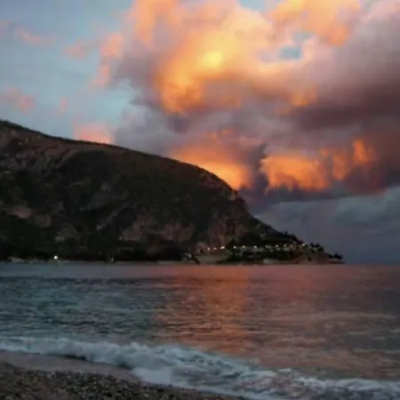 On The Beach Daire Èze